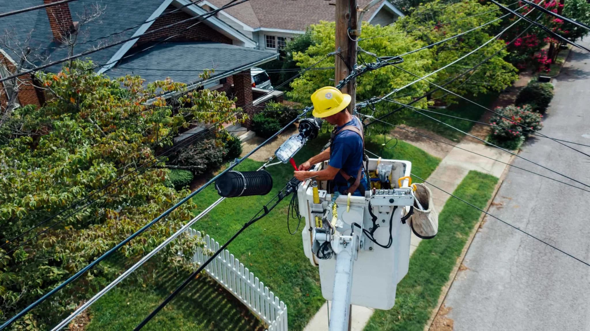 Elektrofachkraft bei der Arbeit an einer Freileitung